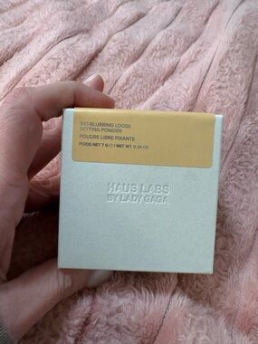 Haus Labs By Lady Gaga Loose Setting Powder – Pale Yellow Box